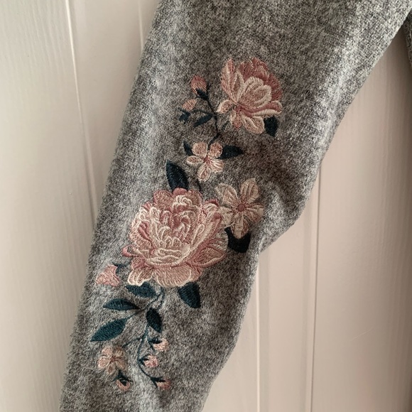 Open Shoulder low cut, v-neck grey sweater with flower pattern sleeves - Picture 3 of 4